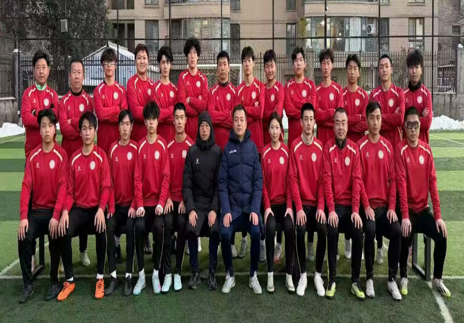 现代化体育场馆内部,多个青少年正在接受专业训练,教练在一旁指导,灯光充足